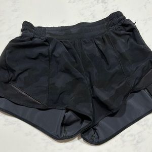 Lululemon Hotty hot Low-Rise Lined short 4” Camo